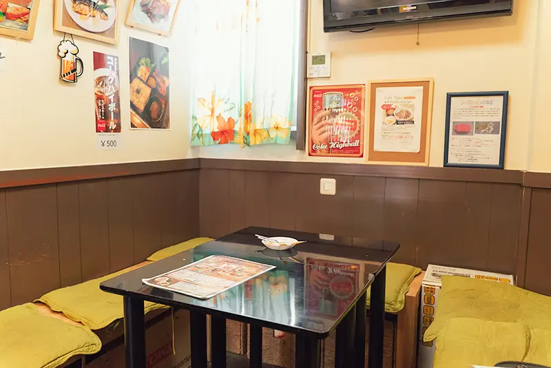 Cafe Tiger1 カフェ タイガーワン 内観 テーブル席