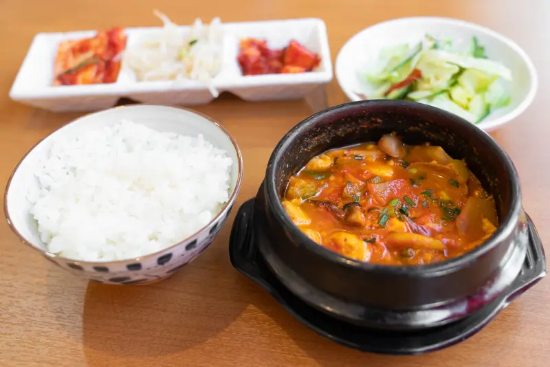 韓国家庭料理 我家 ウリチベ スンドゥブチゲ定食