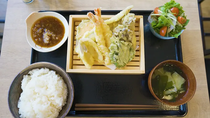 天丼ランチと天ぷら呑みができる『天ぷらバル慶』が駅近オープン