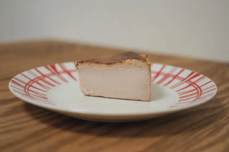 THE BASQUE_苺とホワイトチョコのバスクチーズケーキ 600円(税込)