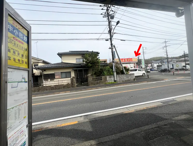 中小田野のバス停から見える店舗