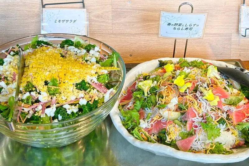 左:ミモザサラダ 右:春野菜としらすのちらし寿司
