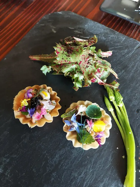 『北海道産 磯ツブ貝のマリネとキャビアのタルト仕立て 自家菜園のサラダ添え』
