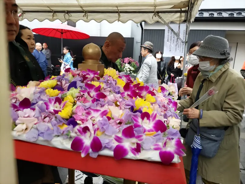 桑都テラス_お花と甘茶のプレゼント_お釈迦様への甘茶かけ体験