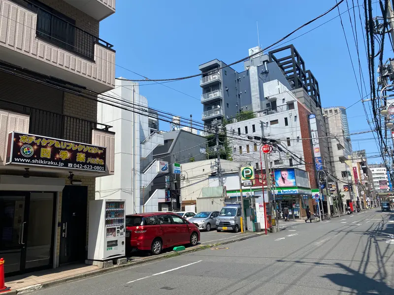 21時にアイス八王子店_外観_駅からの距離感