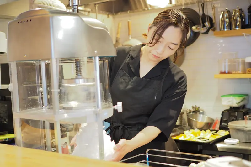 町屋カフェ金多屋　かき氷調理