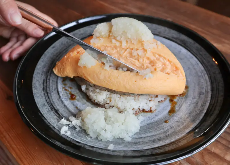 八王子ローストポーク丼の店　ふわとろハロポー丼(ナイフで切って広げるところ)