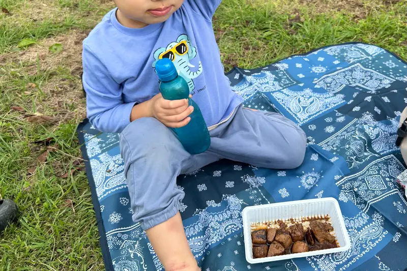 オンガタマルシェ_もつ焼きコニーのレバテキを食べるところ