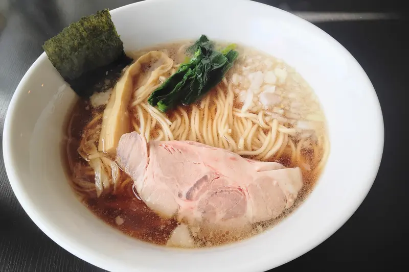 ラーメンhanabi_具はシンプルだけど大きいチャーシューが特徴の醤油ラーメン