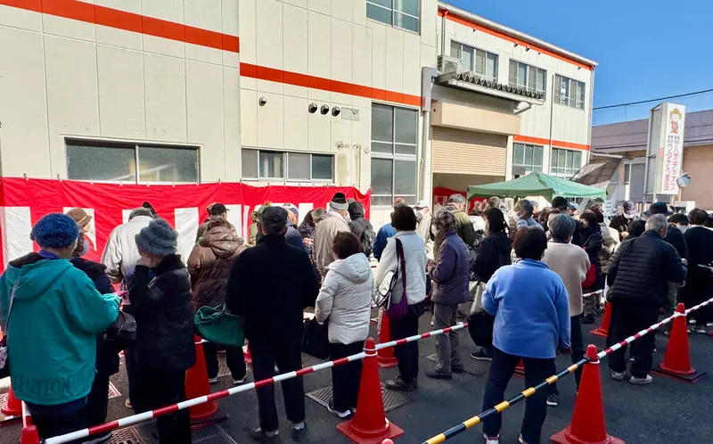 ワタナベ食品 販売開始前行列