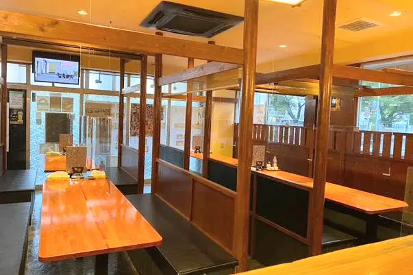 四季彩 里やま_木目調でゆったりと座れる店内