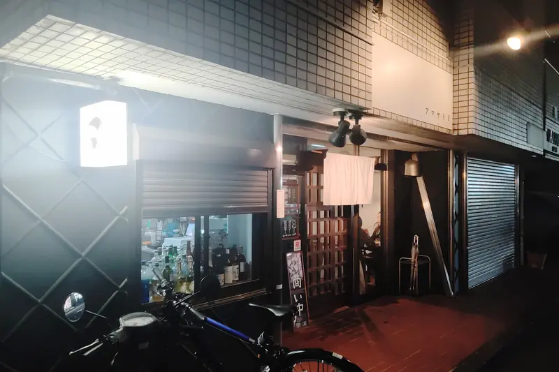 アマヤドリ_白い看板と白い暖簾が目印の外観