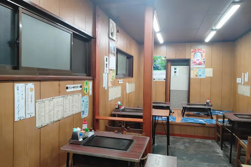 老舗の雰囲気が漂う内観の「夕やけ」