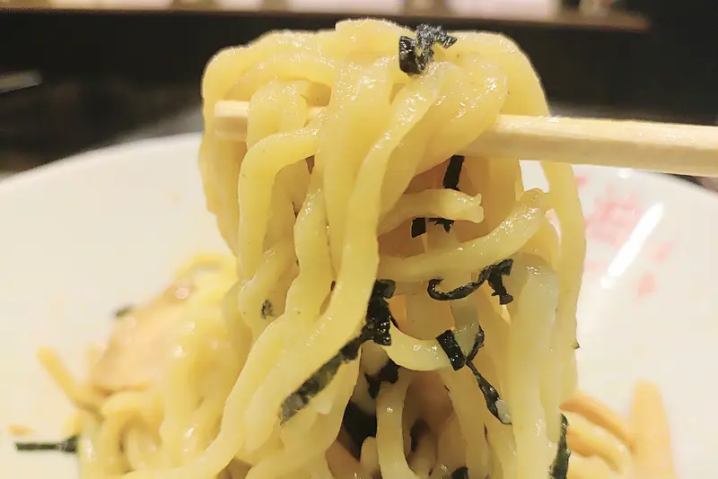 新潟 油そば柿川亭 八王子北口店_油そばは麺と具材とタレをしっかりと混ぜる