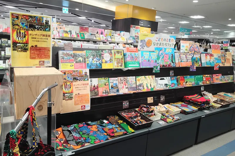 タンザニア雑貨展の陳列棚