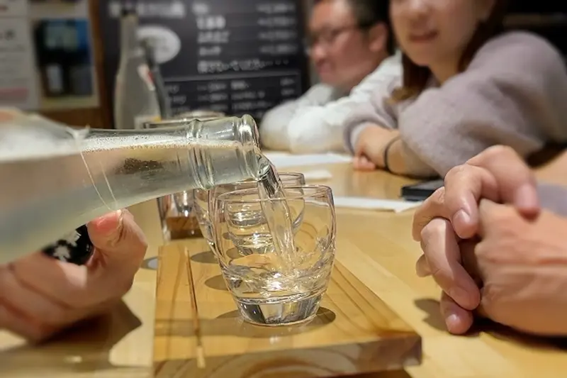 おいしい酒倶楽部_飲み比べの様子