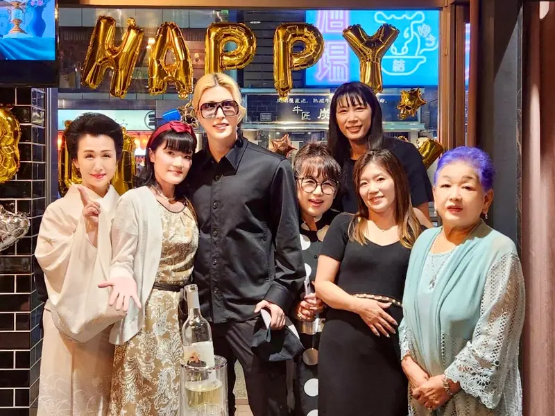 ローランドさんお誕生日会 お席が一緒の6人