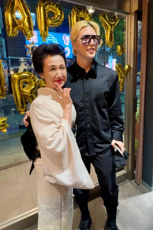 ローランドさんお誕生日会 めぐみさんとの素敵なショット