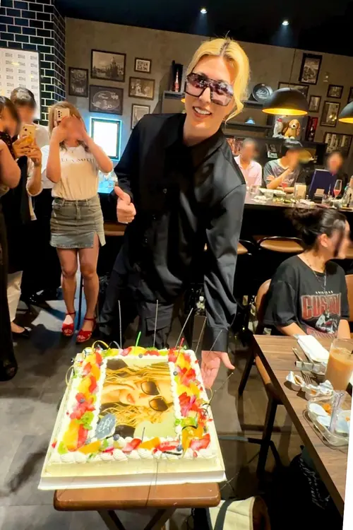 ローランドさんお誕生日会 ケーキと並ぶローランドさん