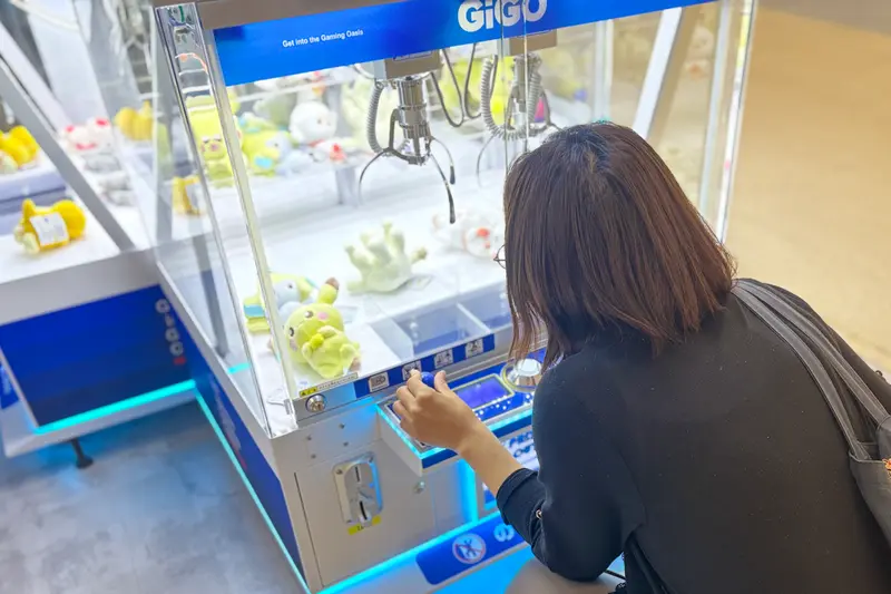 GiGOイトーヨーカドー八王子店オープン_クレーンゲームプレイ中