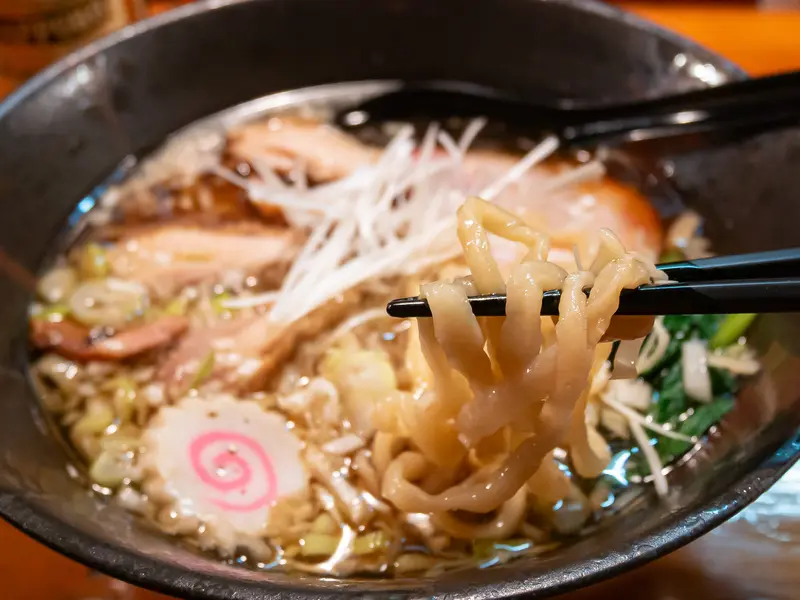 百馬_15周年限定_吊るし焼き炭火チャーシュー手打ちタローメン_麺上げ