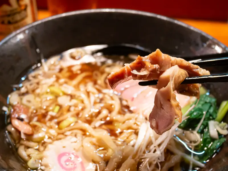 百馬_15周年限定_吊るし焼き炭火チャーシュー手打ちタローメン_鶏チャーシュー