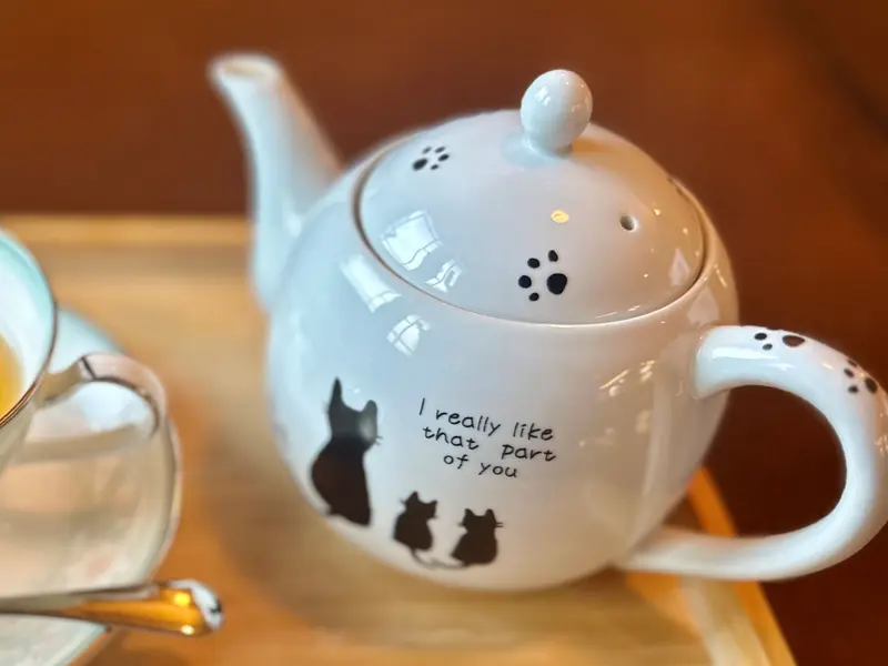 升階茶寮 猫柄のころんとしたティーポット