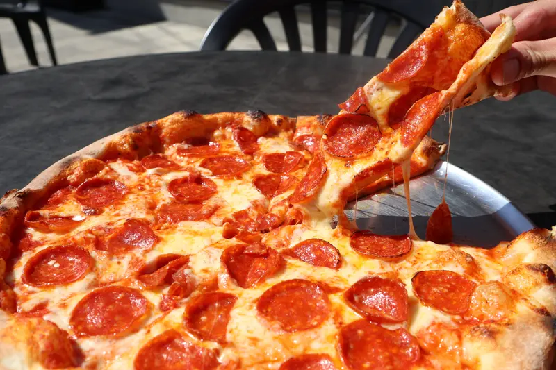 #NO NAME PIZZA 八王子駅前店 ホールピザ・1カット持ち上げ