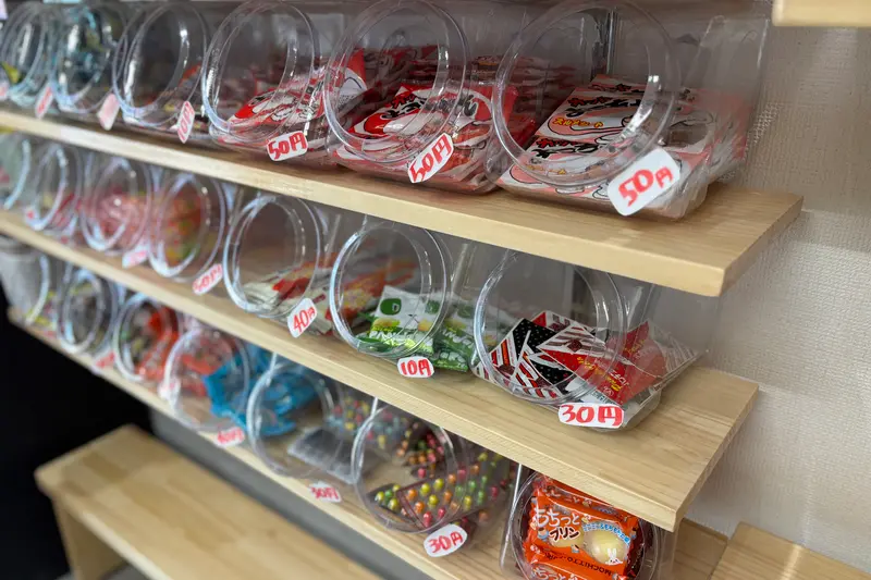ぱんごり_駄菓子棚