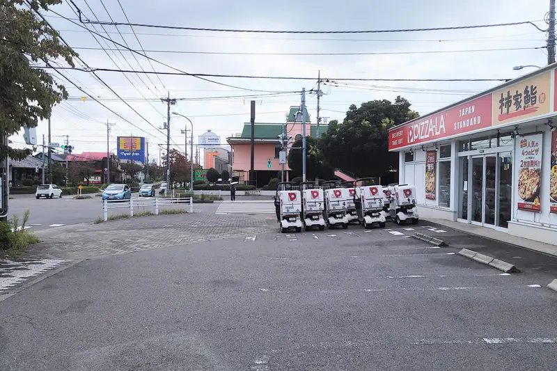 めじろ台駅から「クルマテラス八王子支店」へ行くには、椚田町交差点を右折。「ピザーラめじろ台店」が目印