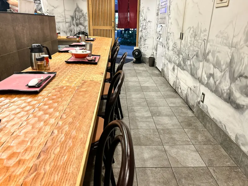 清潔感あるカウンター席