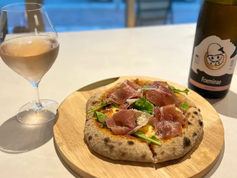 Sustainable Table_生ハムとルッコラの全粒粉ピザとオレンジワインのペアリング