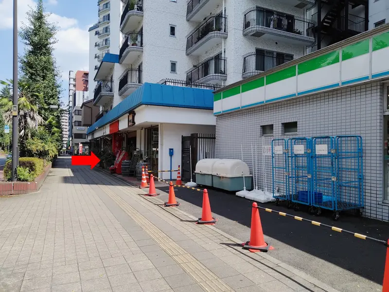 「東京都立南多摩中等教育学校」のむかいにある「東華飯店」
