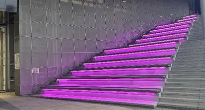 東京たま未来メッセ外階段のピンクライトアップ