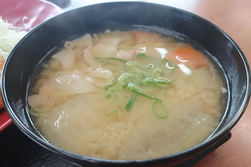 かつや八王子大和田店の人気メニュー「ロースカツ定食」の豚汁