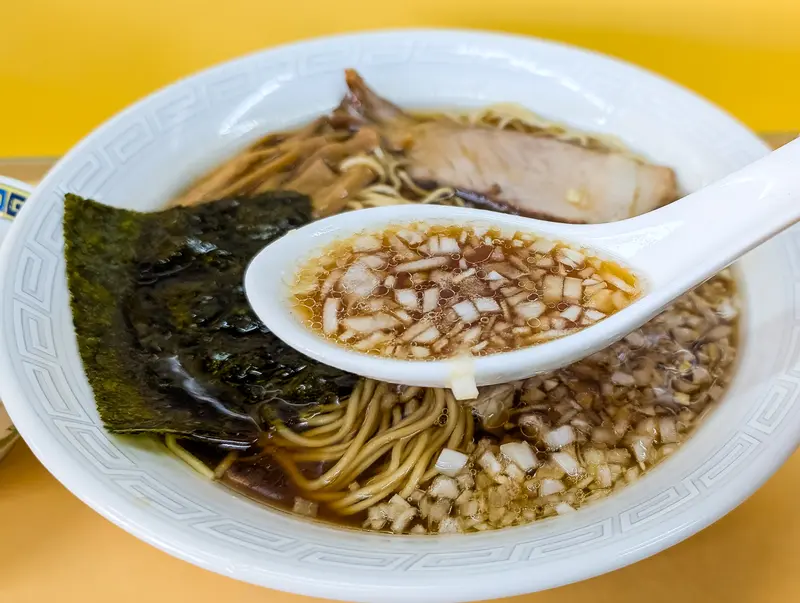 スープと刻み玉ねぎ