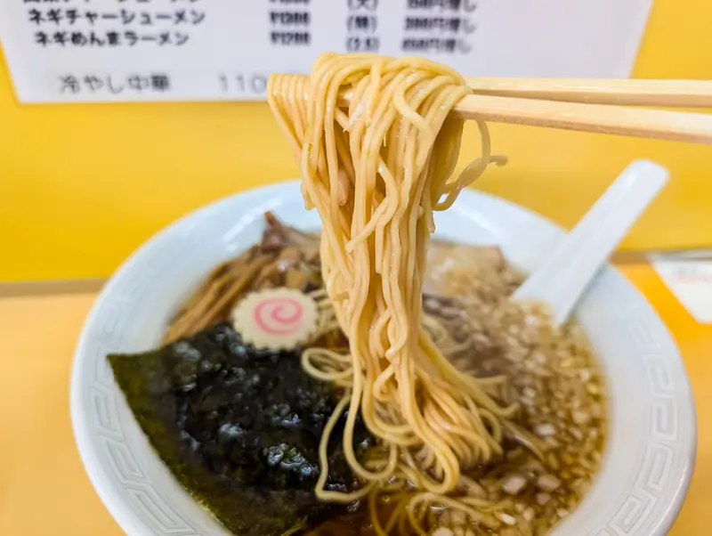 パツパツ食感の細麺