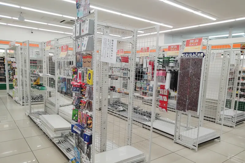 ローソンストア100 八王子万町店_2025年10月31日で閉店前の店内