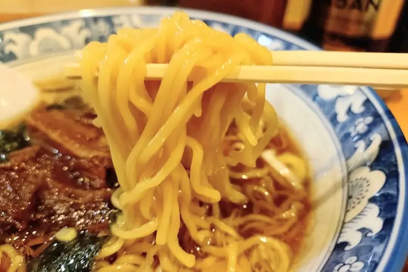 「らーめんいち」の人気メニュー「角煮ラーメン」は中太麺を使用