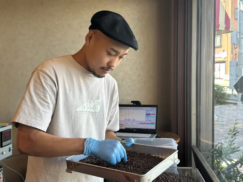 LAMP COFFEE　ハンドピック中の広瀬さん