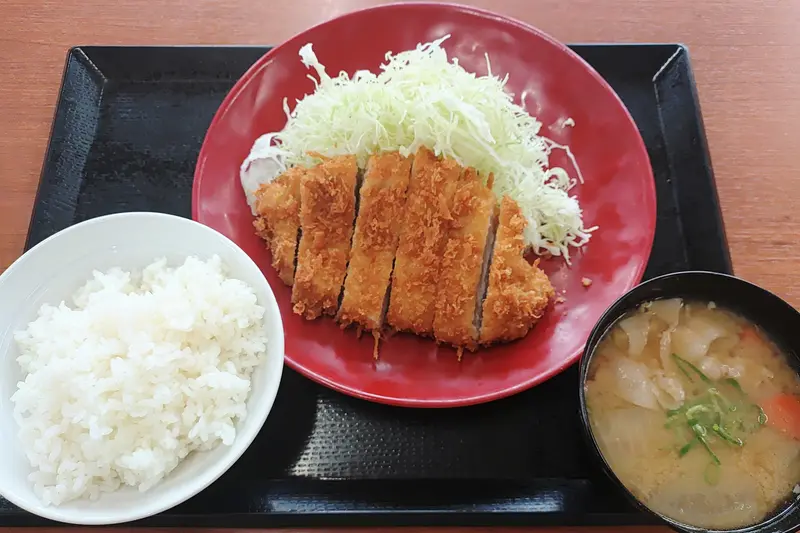 かつや八王子大和田店の人気メニュー「ロースカツ定食」
