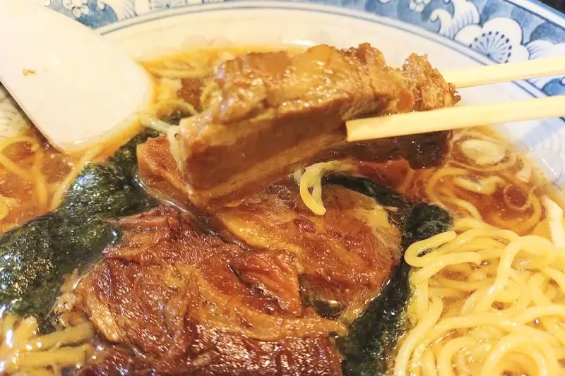 「らーめんいち」の人気メニュー「角煮ラーメン」の豚の角煮