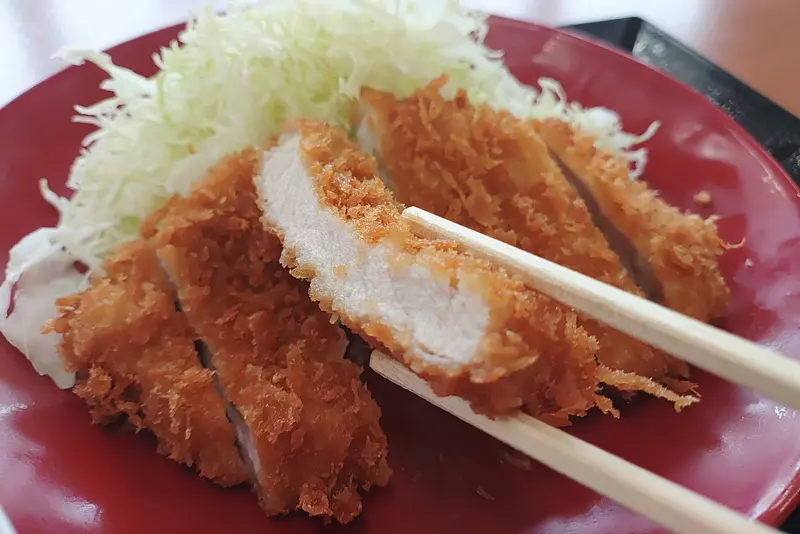 かつや八王子大和田店の人気メニュー「ロースカツ定食」のロースカツ