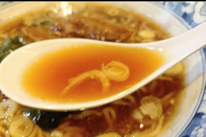 「らーめんいち」の人気メニュー「角煮ラーメン」の甘醤油スープ