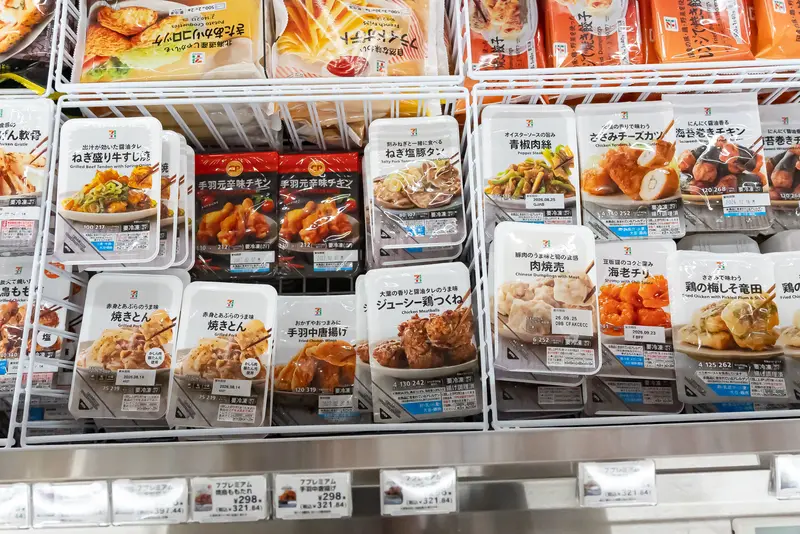 惣菜コーナーに並ぶ冷凍おかず