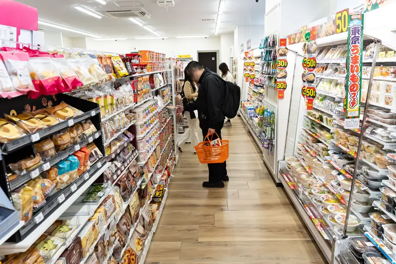 商品が並ぶ陳列棚の様子