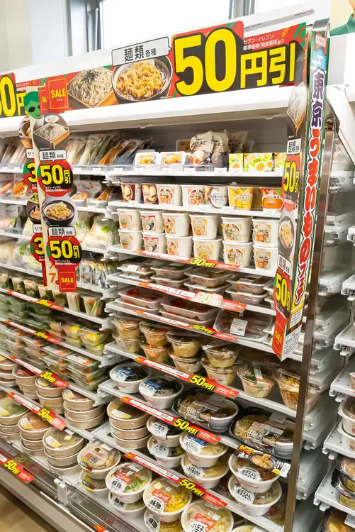 通路に並ぶ商品棚