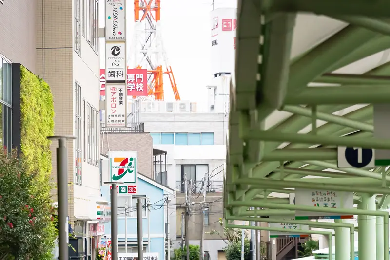 ビックカメラ隣に位置する店舗外観