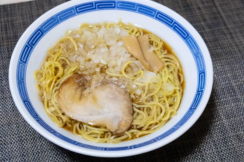 富士屋の丼に盛り付けた八王子ラーメン