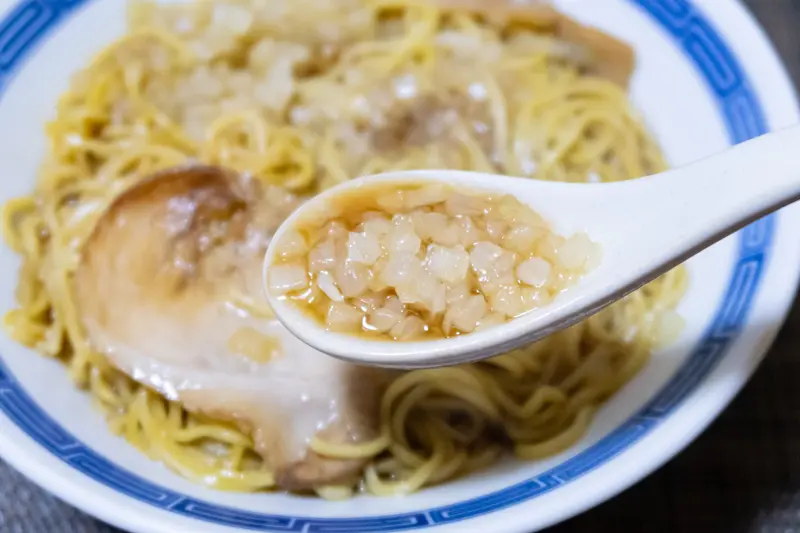 八王子ラーメンのスープをすくった様子